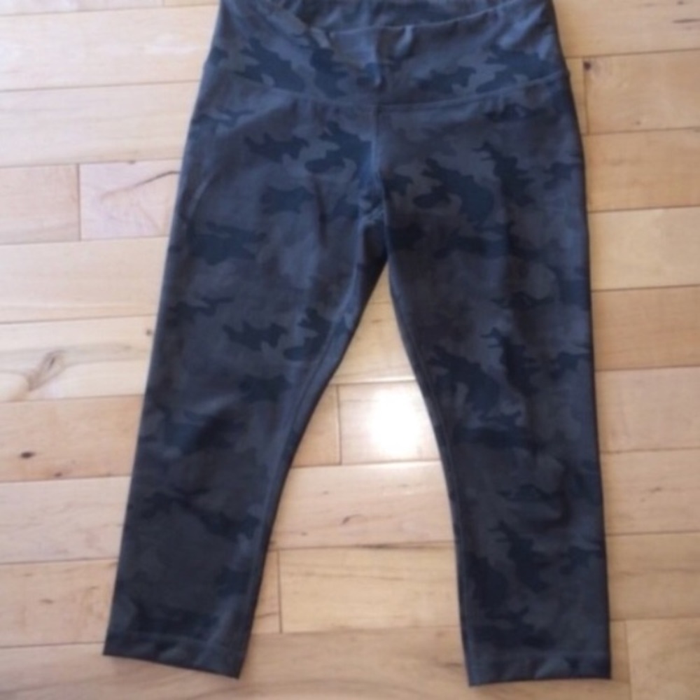 Camo lululemon wunder under crop size 8